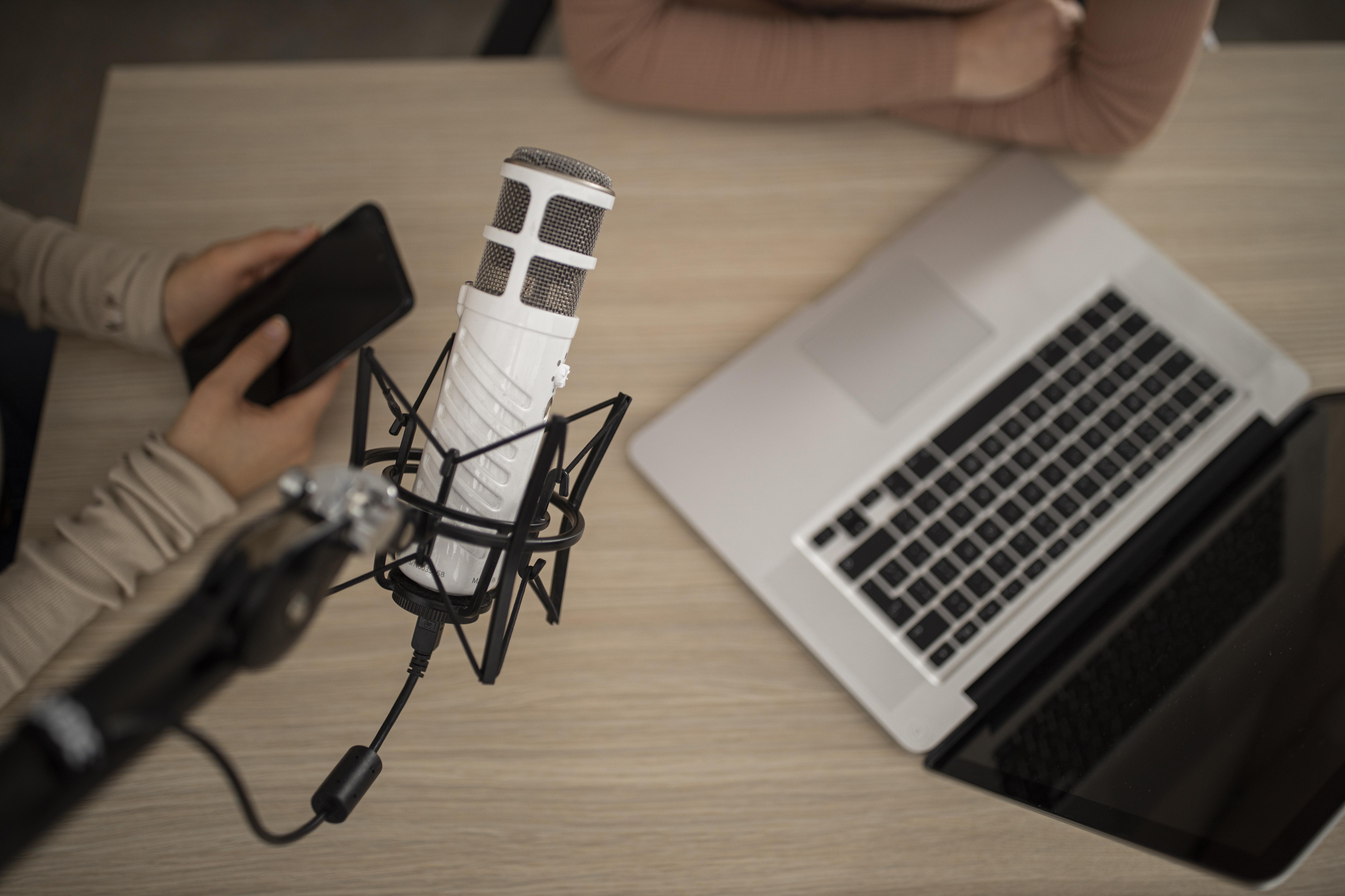 Como começar a investir em podcasts?