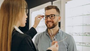 mulher mostrando óculos para cliente