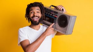 Homem segundo a caixa de som