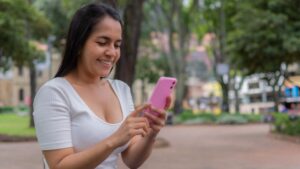 mulher mexendo no celular