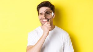 Homem olhando pela lupa