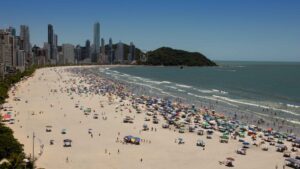 Vista panorâmica da praia contra céu limpo