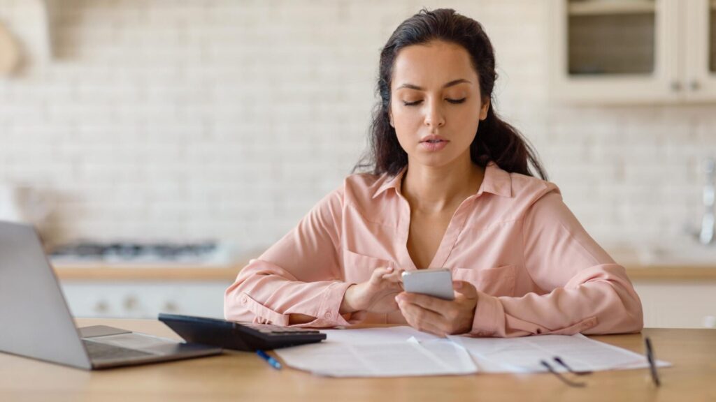 Mulheres participam mais das finanças do lar apesar do salário menor