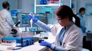 medico fazendo analise