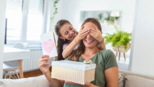 mãe ganhando o presente