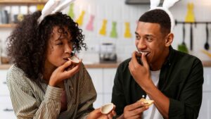 casal comendo ovos de páscoa