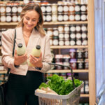 Brasileiros cortam gastos, mas compras por impulso se mantêm