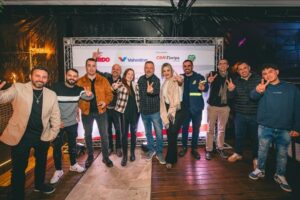 Cristiano Albuquerque, gerente de marketing do Grupo Motortech, com a equipe de marketing MTTK e clientes convidados. (Divulgação)