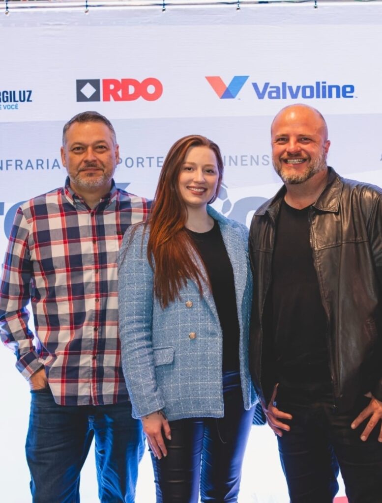 Cristiano Albuquerque; Daiana França, assistente de marketing MTTK; e Fernando Zirbes, representante MTTK na Grande Florianópolis. (Divulgação)