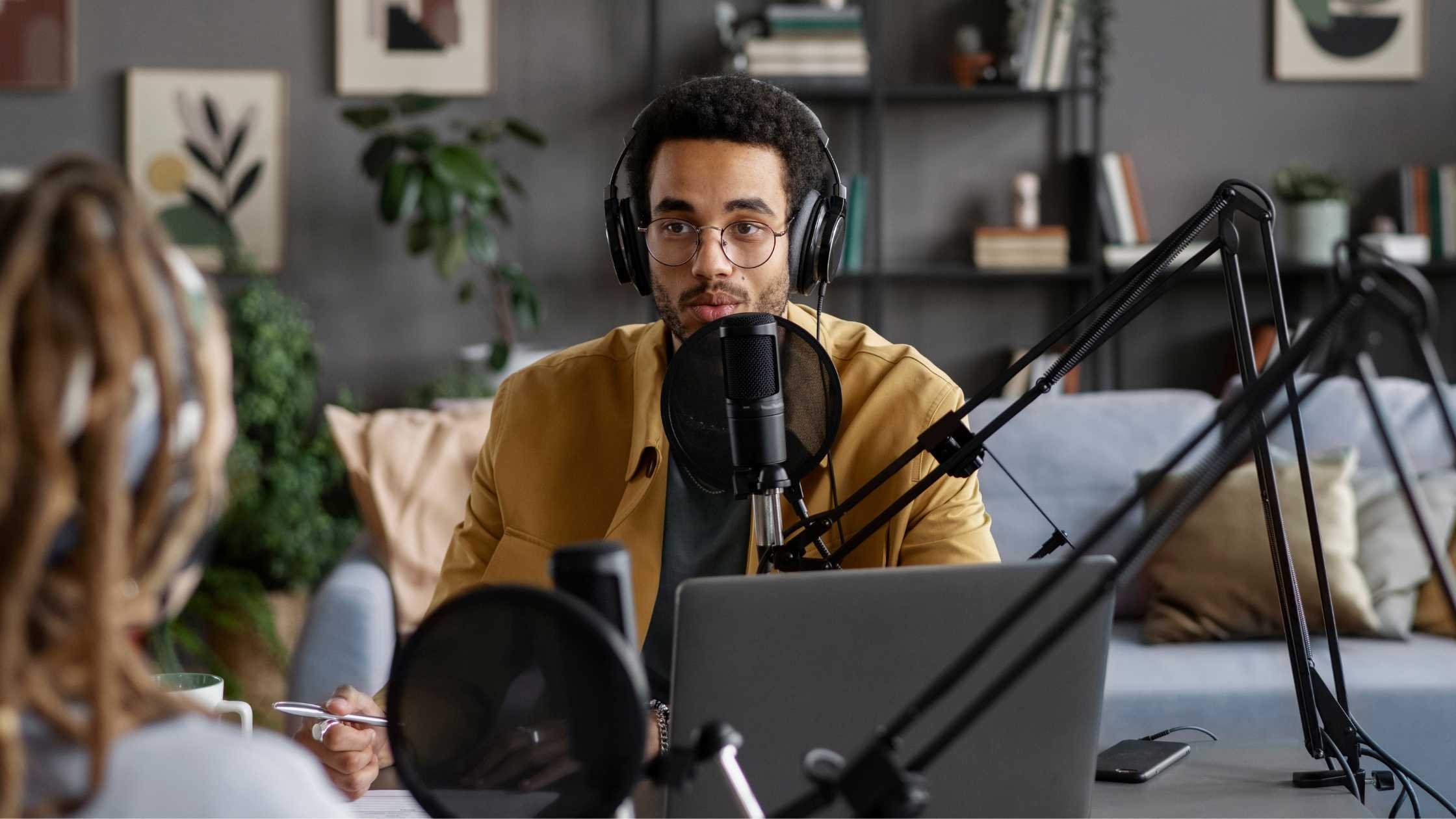 Como aproveitar o consumo de podcasts para destacar sua marca?