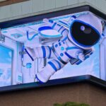 Gere +53 milhões de impactos por mês com a mídia DOOH da NSC